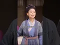 女總裁穿成書中炮灰角色，意外啟動靈泉，帶領全家改良土地、耕種蔬菜草藥販賣在古代暴富，一家人在田園裡過上溫暖安穩的好日子！
