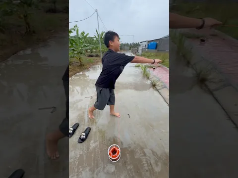 Thả diều cậu bé tự làm diều cánh chiến bão quay tít mù.. #layangan #kite #diềusáo #patang #pipa #凧