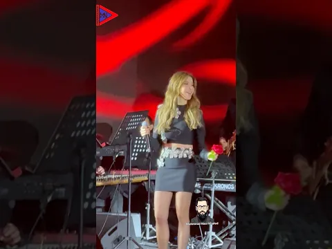 الفنانة نانسي عجرم🎤 تمسك بالوردة 🌹 في الحفل ✨