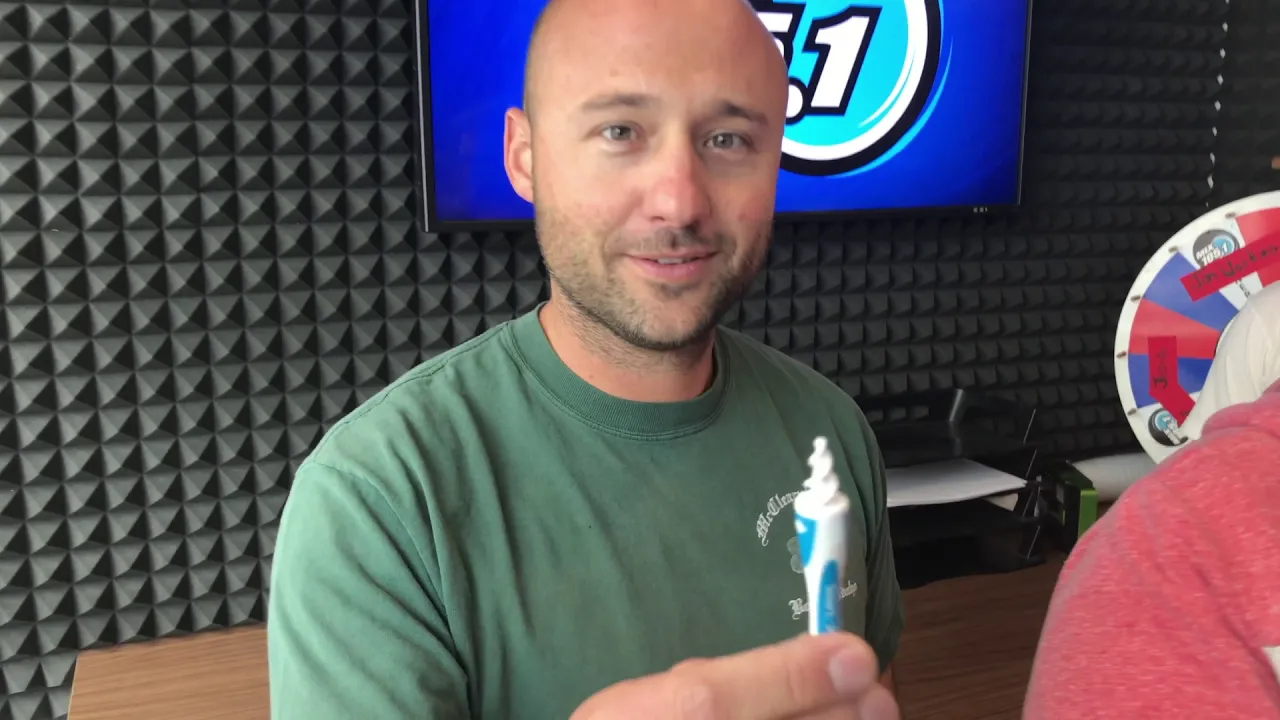 Smart Swab is a patented ear cleaning device. Spiral groove capture earwax and gently removing outwa. 