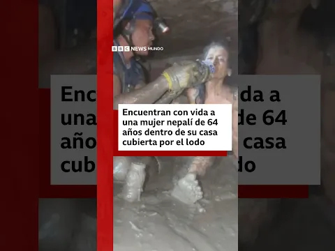 Encuentran con vida a una mujer nepalí de 64 años dentro de su casa cubierta por el lodo