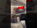Dit is waarom Mike Tyson de man in het vliegtuig VERSLAAGDE!
