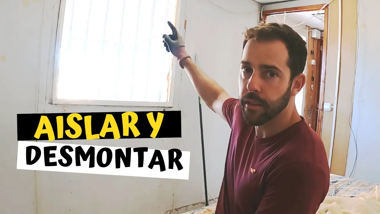 Contenedores marítimos apilados listos para transformarse en vivienda