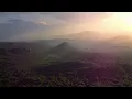Download Lagu Pemandangan dari atas pegunungan berhutan di bawah sinar matahari dan kabut