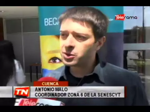 Entregan becas para estudios de cuarto nivel