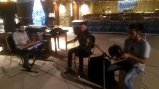 اتفاجئت بطائر الكروان يغرد  اثناء العزف سبحان الله العازف اسلام على دندنها