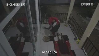 angalia mchawi alivyonaswa na cctv camera akimuangia jirani yake