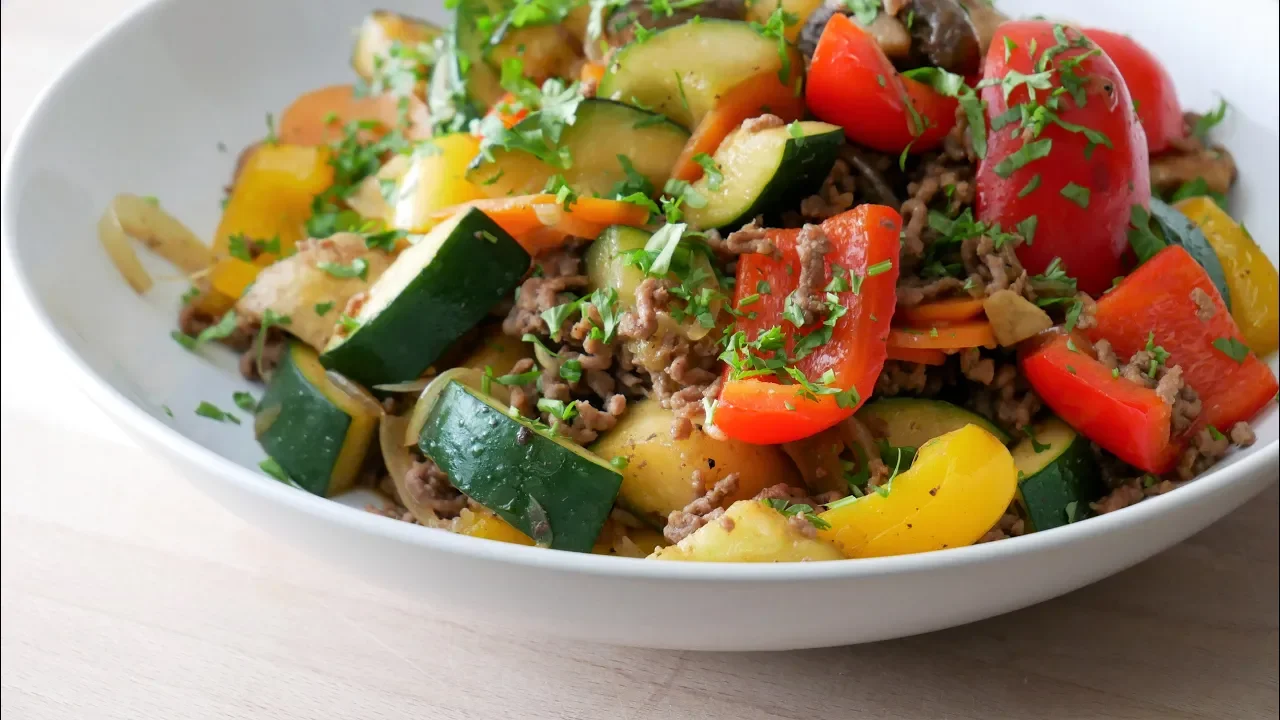 Gefüllte Zucchini mit Hackfleisch und Paprika