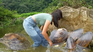 【5K】😱She covered her open mouth, eyes sparkling, seeing the bright pearl inside the wet river mussel
