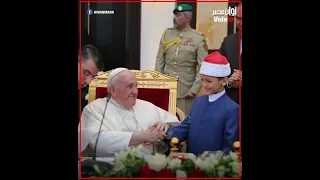 خطف القلوب بتلاوته للقرآن ولقبوه ب  عبد الباسط عبد الصمد الطفل عمر علي يقبل يد الدكتور أحمد الطيب دندنها