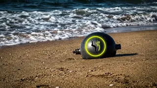 オーストラリアの海岸に謎の金属球が漂着しました