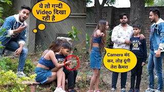 बच्चे को दिखा रही गलत Video 😳