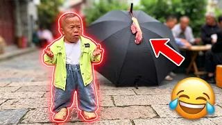 The meat was right on his head, yet this 99cm tall dwarf searched for ages!