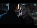 Video di The Flight Attendant | Cassie and Davey Argue