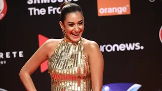 أمينه خليل تخطف الانظار بفستان ذهبي ضيق مفتوح علي الريد كاربت في مهرجان الجونه السينمائي 