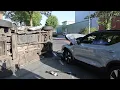 Download Lagu Bezorgbusje op zijn kant na flinke aanrijding met auto