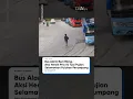 Download Lagu Aksi heroik seorang pemuda selamatkan bus dengan rem blong 🙌🏻🙌🏻