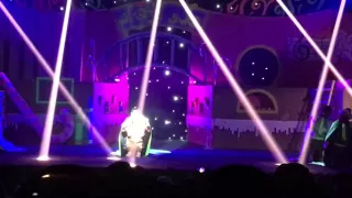 دخول الفنانه شيخه العسلاوي مسرحيه اليس في بلاد الاقزام   دندنها