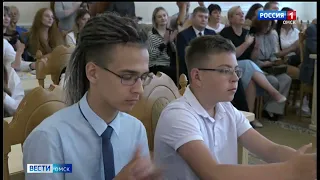 Омские школьники получили первые паспорта из рук мэра Сергея Шелеста