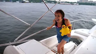 Passeio de barco com a Mamãe do Lucky