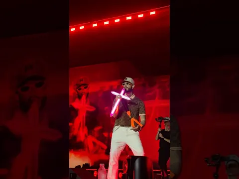 Anuel cantando Soldado y Profeto en vivo, República Dominicana.