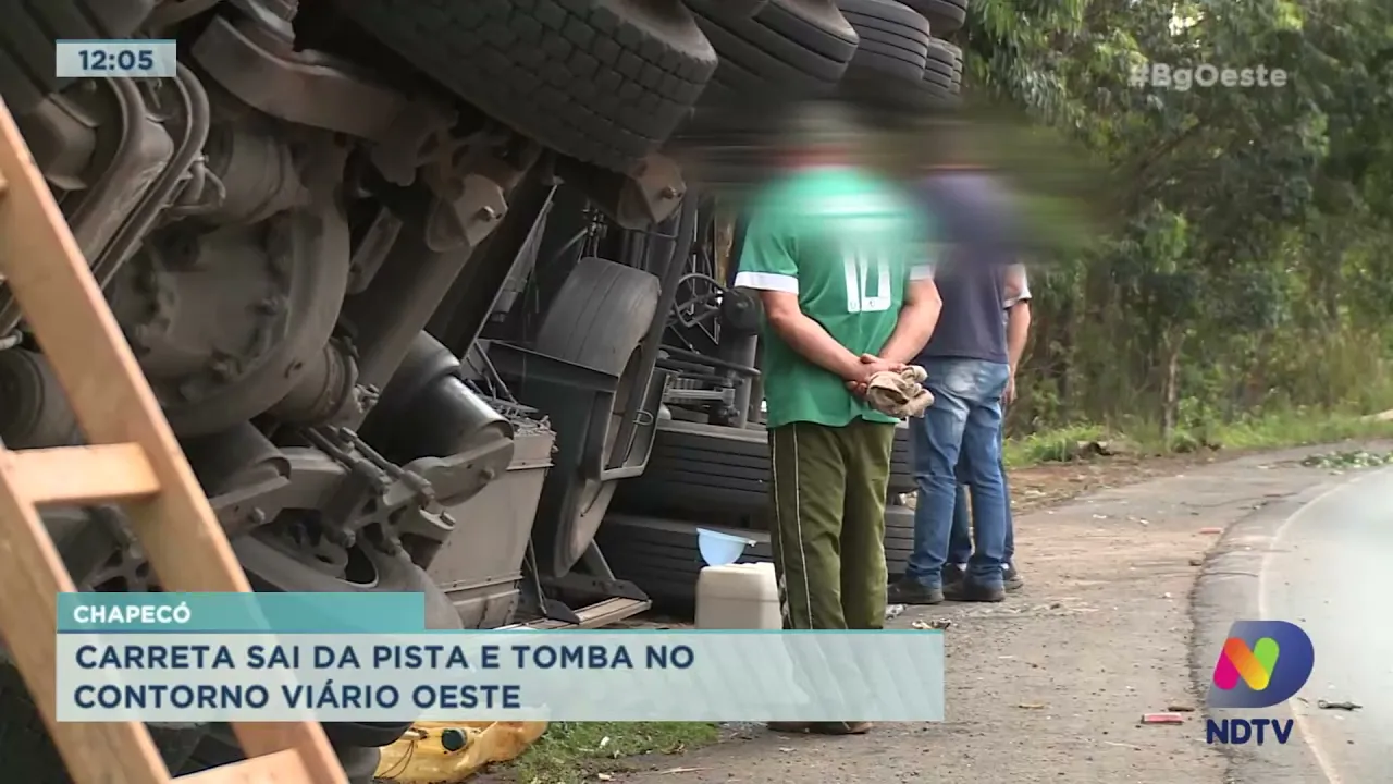 Carreta sai da pista e tomba no Contorno Viário Oeste em Chapecó