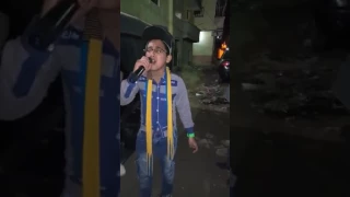 طفل روعه يفاجأ الجميع بصوته اغنيه متصدقوش      دندنها