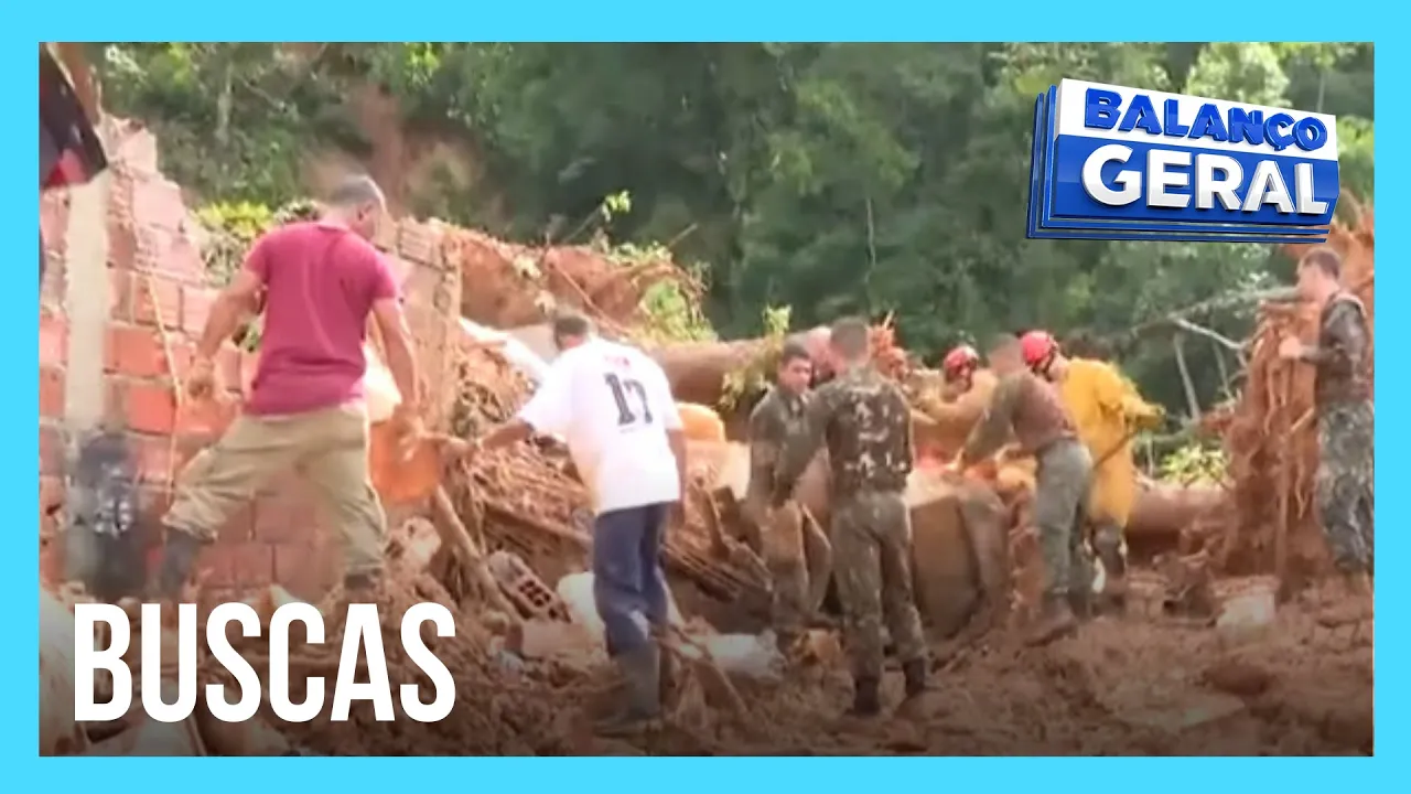 Bombeiros, militares e voluntários procuram desaparecidos em São Sebastião