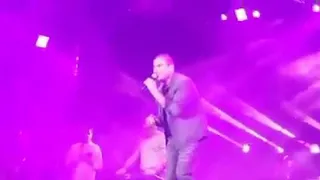 عمرو دياب يغني باين حبيت في حفلة دندنها