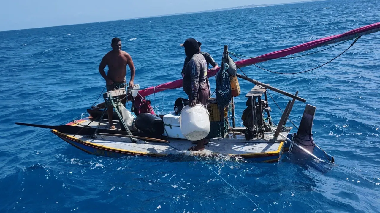 (Guerreiros Do Mar)  MUITA CORAGEM, PEQUENA JANGADA NO MEIO DO MAR A 22 KM DA COSTA, PESCA RAIZ !