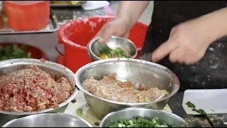 Download 广东汕头最知名的肠粉店，仅3米宽门头！一份15元，凌晨2点都爆满 MP3