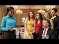 Download Lagu DE MILJARDAIR LACHTTE OM DE SERVEERSTERS… TOT DE NIEUWELING HEM VOOR IEDEREEN UITDAGDE!