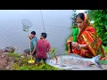 Download Lagu টিকিট পুকুরে মাছ ধরে মায়ের হাতে পাকা রুই মাছের আলু ফুলকপি দিয়ে রান্না খাওয়া | fishing \u0026 cooking