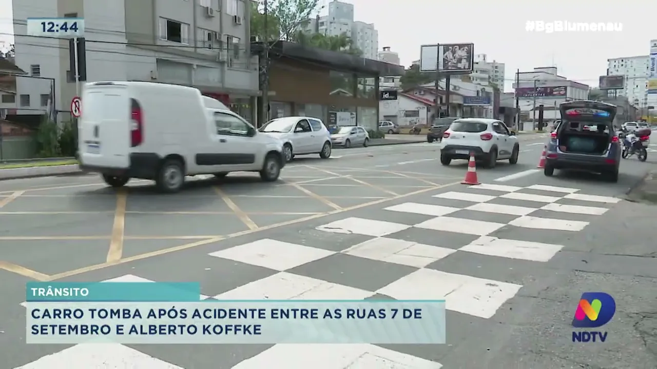 Carro tomba após acidente em Blumenau