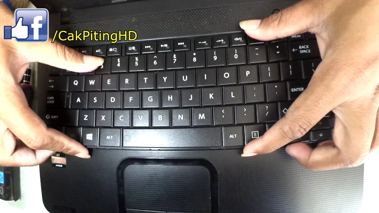 mengatasi blank putih pada tampilan lcd laptop Toshiba c800. 