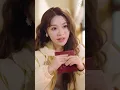 【全集】她相亲时不小心坐错桌，竟和陌生男人当天闪婚领证！本以为嫁的是个普通上班族，谁知老公竟是隐藏身份的豪门总裁！更没想到他从见她第一眼就动了心，婚后见她冒雨摆摊，竟亲自撑伞，连三轮车都舍不得让她推！