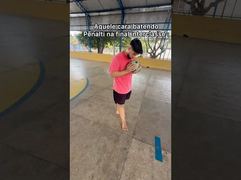 Aquele cara batendo pênalti na interclasse