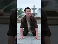모두에게 무시당하는 시골뜨기 청년이 아름다운 여인의 지갑을 도둑에게서 되찾아주게 된다. 그런데 그 여인이 사실은 부유한 상속녀였고, 그는 그 자리에서 그녀에게 첫눈에 반하게 된다!