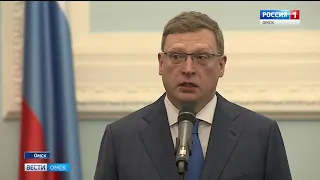 Александр Бурков вручил жительницам Омской области государственные и областные награды