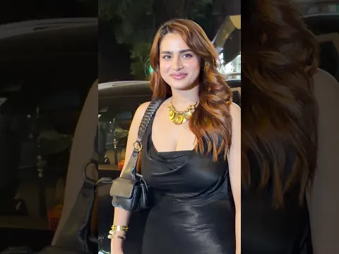 Radiance in Black: Aayesha Khanβs Stunning City Appearance π
