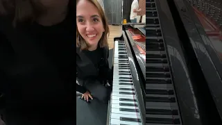 سارة الورع تعزف على البيانو في مطار اسطنبول غيث مروان 