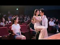 Download Lagu Dia bersorak untuk pacarnya, tapi hancur saat melihatnya memeluk cewek lain di belakang panggung.