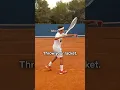 Stay relaxed and loose on the forehand, don’t engage the shoulder too early!🎾 #tenniscoach #tennis