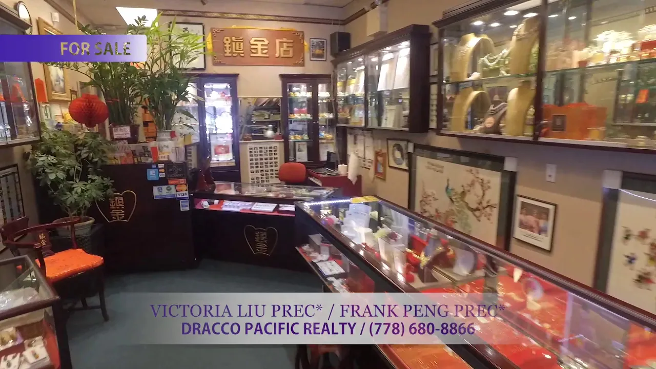 Smash And Grab At Jewelry Store In 163rd Street Mall