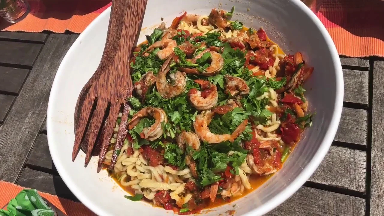 
          
          
          
            
            Pasta mit Garnelen-Tomaten-Sauce/ noodles in sauce of shrimps and tomatoes
          
        . 