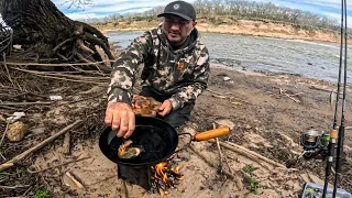 Pesca y cocina, atrapando mi alimento, pescado frito, pan y mate cocido. Pesca urbana outdoor