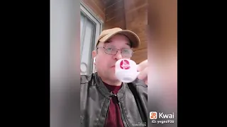 اديني لسه بتعلم دندنها