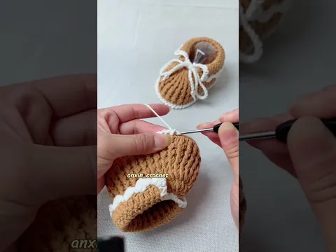 Warm and cozy baby crochet shoes #crochetshoes#crochetprojects
