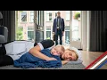 Download Lagu Schoonmaakster slaapt met baby op de grond — miljonair raakt diep ontroerd 😢🔥