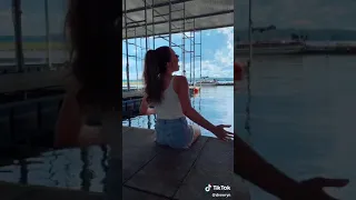 بنت أجنبية تغني اغنية تايتنك Titanic 